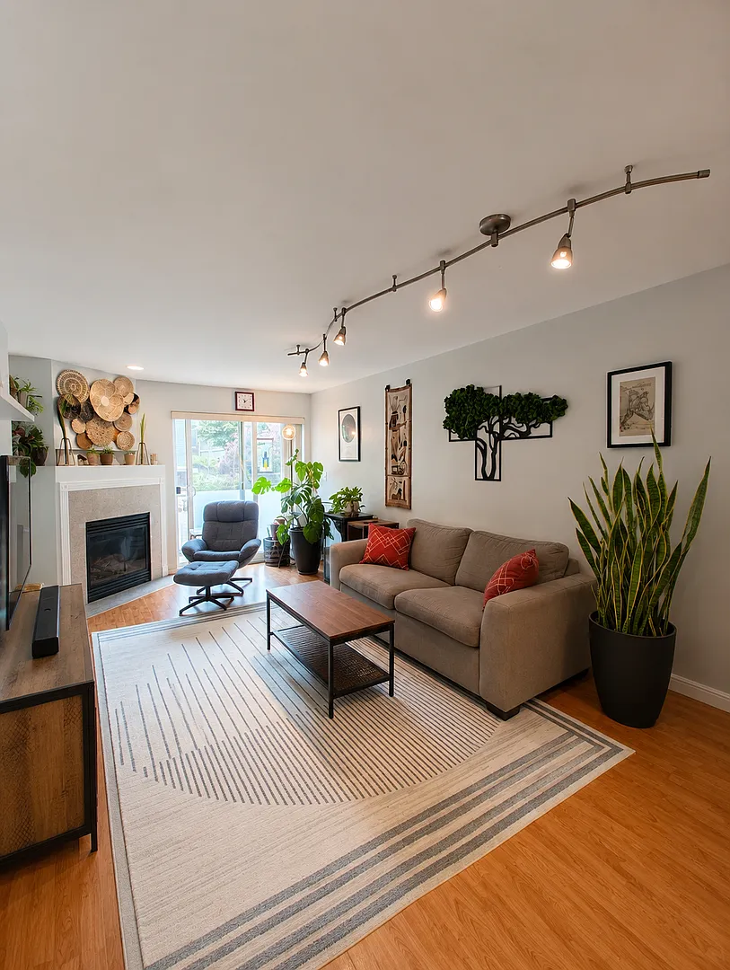 Beacon Hill Townhome — Photo 3