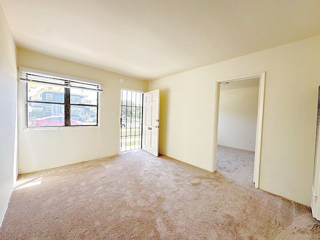 Lots of natural lighting, new carpets, wall mounted heater. Great cross-breeze with windows open :)
