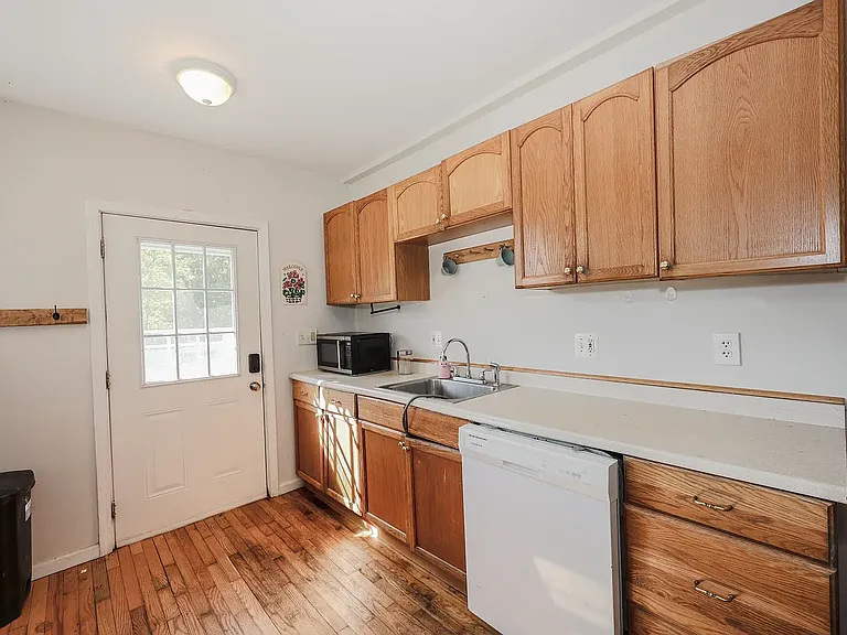 843 Western Ave #B — Photo 6
