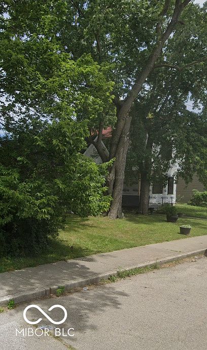 2nd image of 930 W Roache St