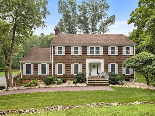 25 Holmehill Ln, Roseland Boro, NJ 07068