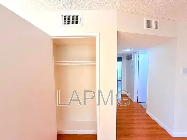 1059 Western Ave #1 — Photo 22
