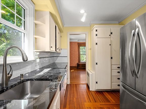 3rd image of 1140 Northampton St
