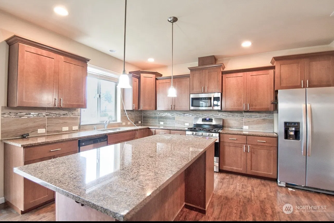 4 bed, 2.5 bath, 2606 sqft, $2,800 — Photo 4