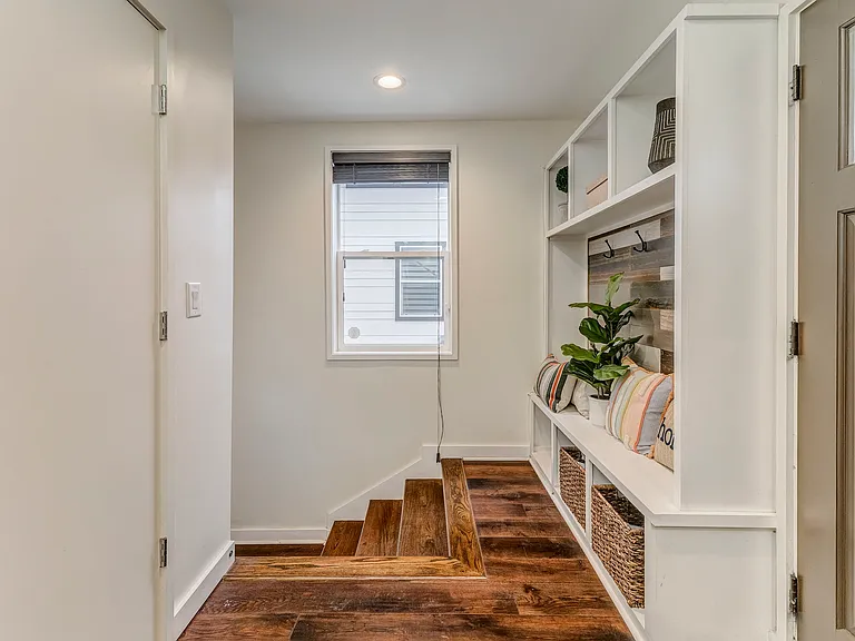 225 Crumley St SW — Photo 2