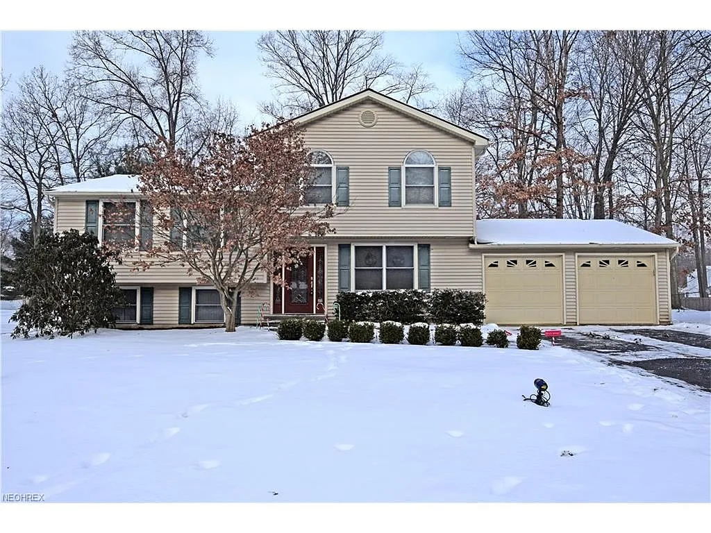 7815 Castle Rock Dr NE photo 1