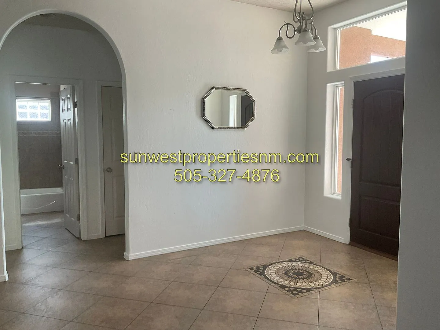 3 Bedroom Home in Country Club area — Photo 3