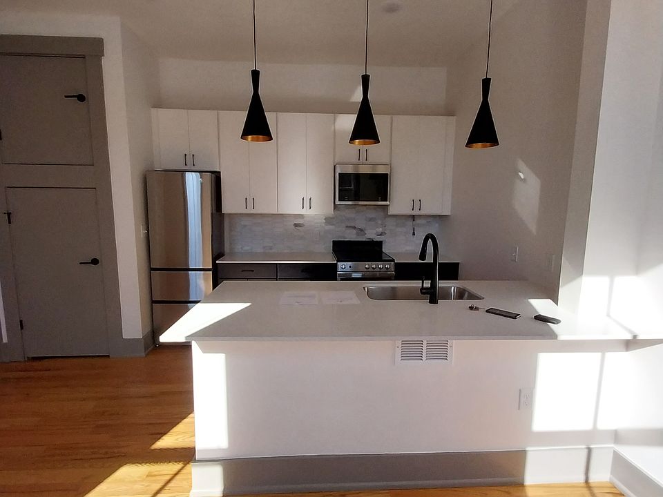 1st image of 1725 Elm St #4