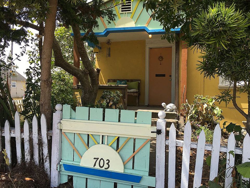 Sunburst @front gate & gable