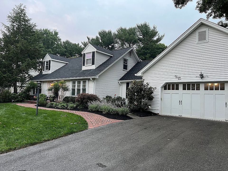 2nd image of 474 Yorkshire Dr