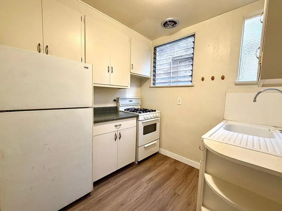 1830 Robinson Ave #4