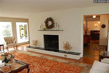 5th image of 260 Aurora St