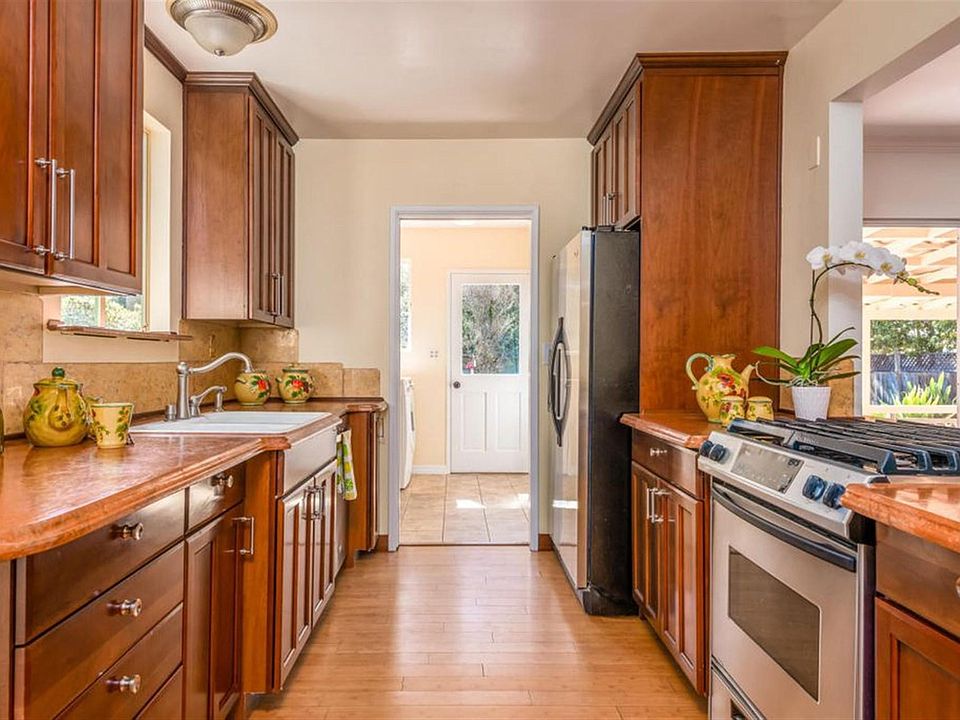 Gourmet kitchen, step to laundry room
