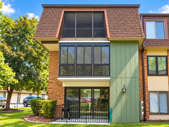 9165 North Rd APT F, Palos Hills, IL 60465
