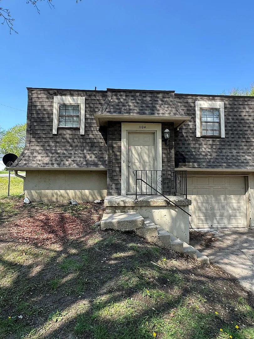 2 Bed Duplex with Bonus Room & Garage — Photo 1