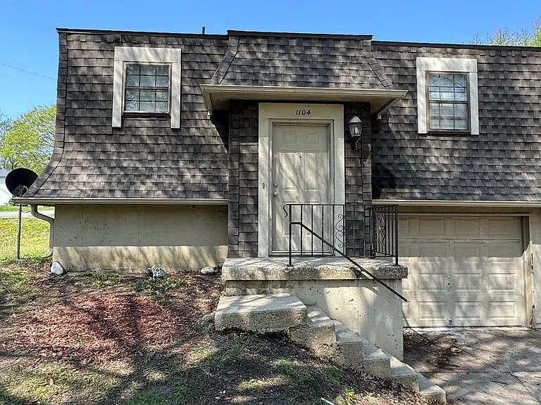 1104 E South Ave — Photo 1