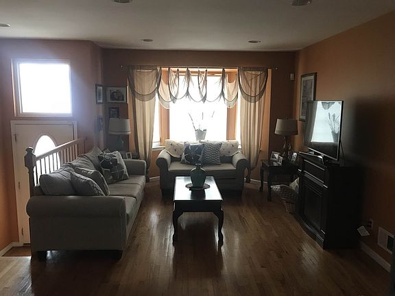 3rd image of 319 Olympia Blvd