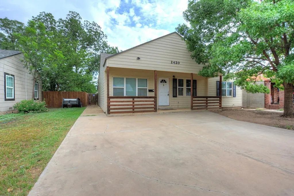 2420 26th Street — Photo 3