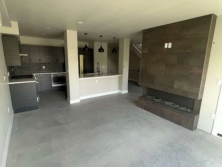 5539 S Curtice St #B — Photo 2