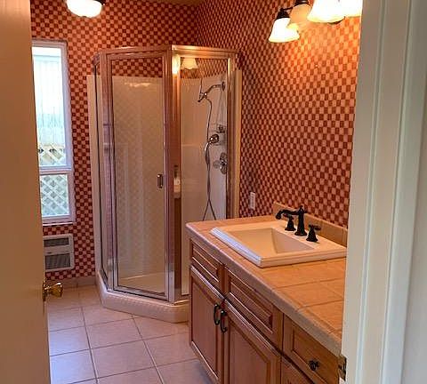 Bathroom - Downstairs