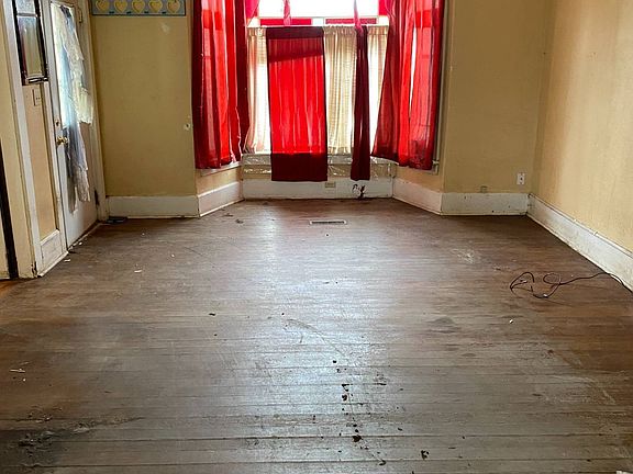 3rd image of 609 E 3rd St