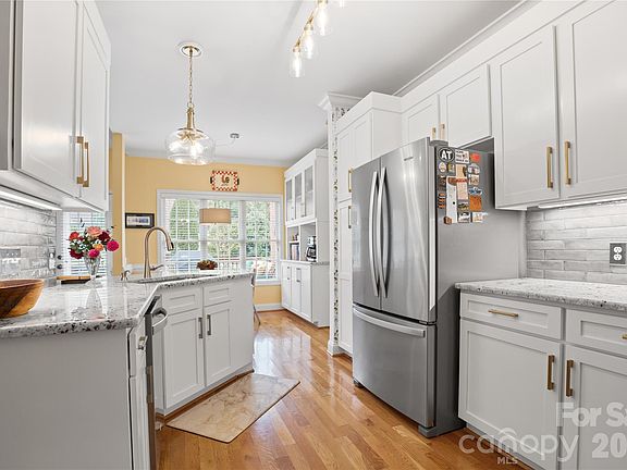 5th image of 811 4th St NE