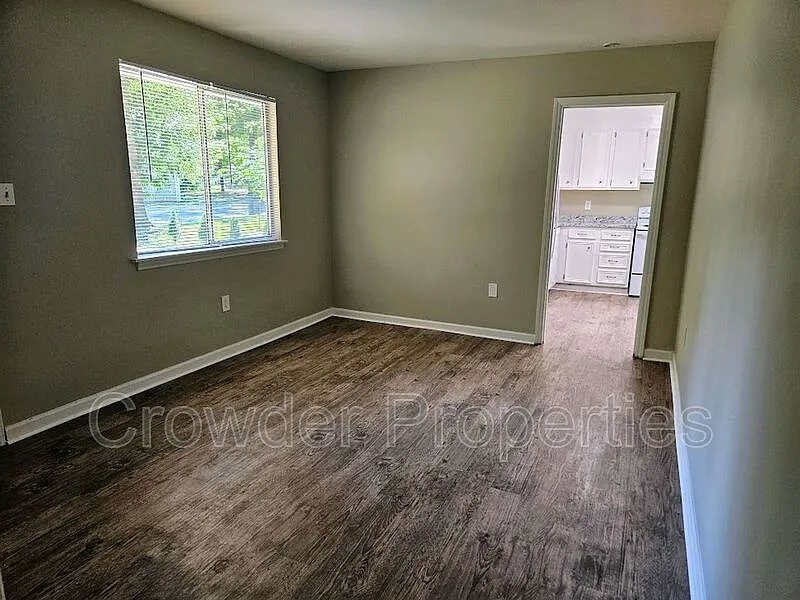 3 bed, 1.5 bath, 1084 sqft, $1,500 — Photo 2