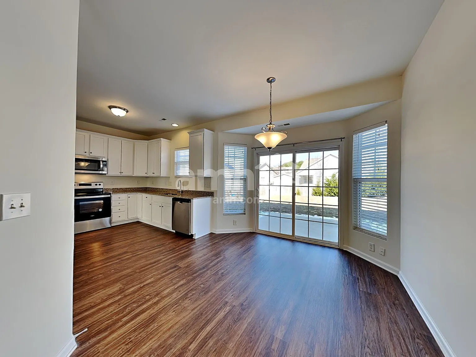 4 bed, 2.5 bath, 2376 sqft, $2,140 — Photo 4