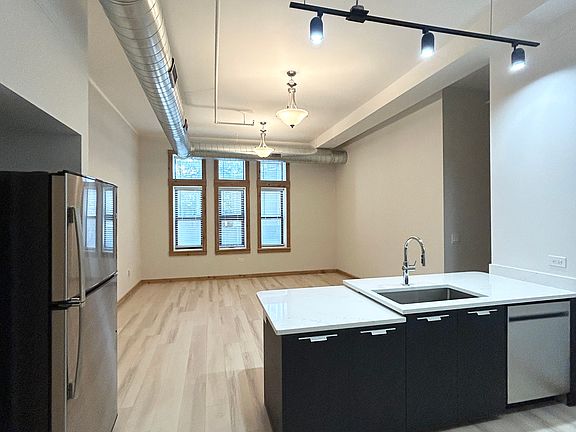 5th image of 4600 S Ellis Ave #104
