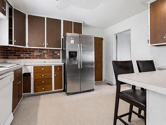 5th image of 5844 Effingham Rd