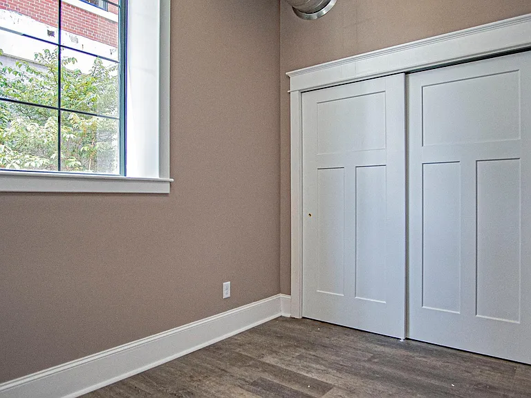 151 E Eagle St — Photo 37