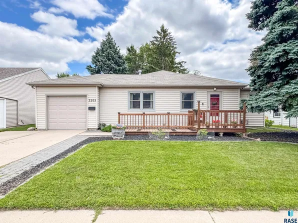 3205 E 18th St, Sioux Falls, SD 57103