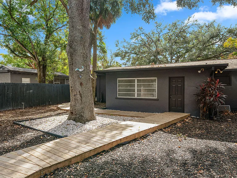 4303 W Woodlawn Ave — Photo 29