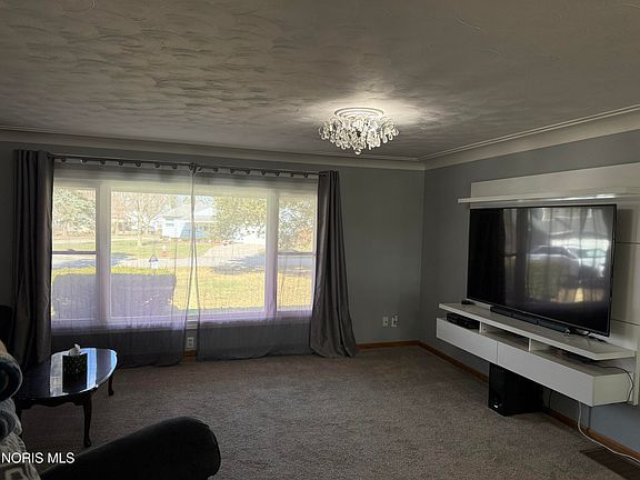 2nd image of 921 Lincoln Dr