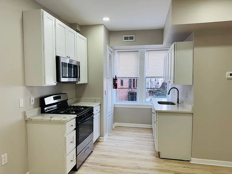 53-55 Henry St #57 — Photo 16