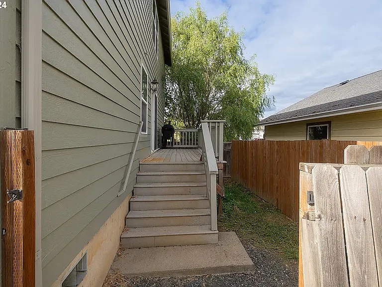 149 NE Plum Ridge Dr — Photo 22