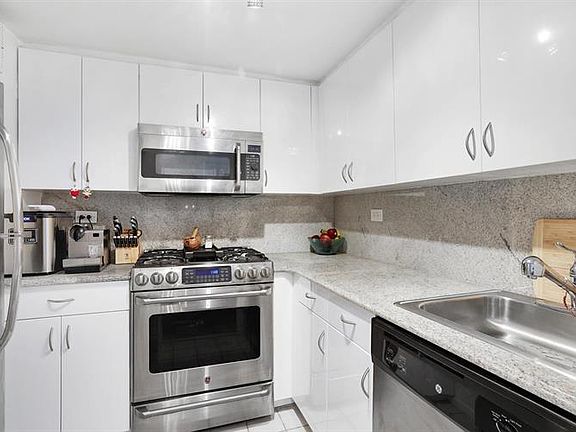 4th image of 165 W 66th St APT 17D