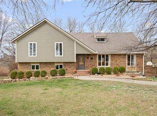 8920 Lochkirk Dr, Lees Summit, MO 64064