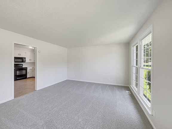 3rd image of 527 Helton Dr