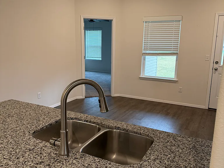 515 Ashwood St — Photo 5