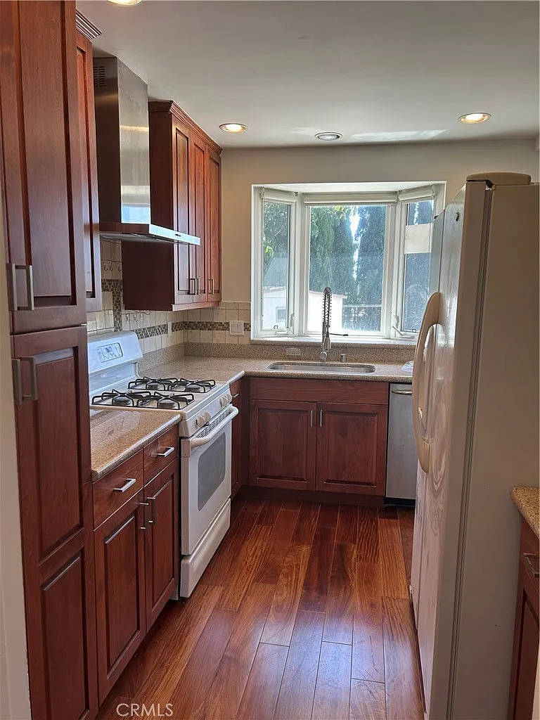 3 bed, 1157 sqft, $5,700 — Photo 4