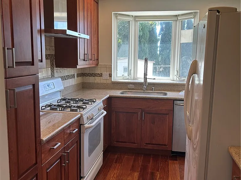 12312 Navy St — Photo 4