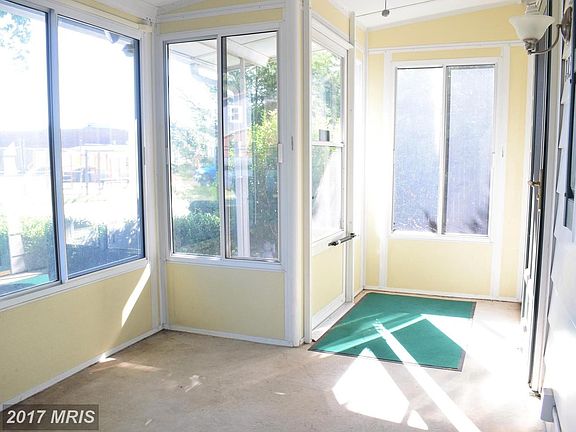 3 Season sun room with ceiling fan, TV & AC