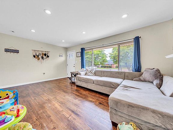 4th image of 2644 Leemount St