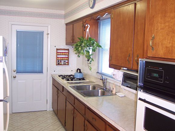 Eat-in Kitchen