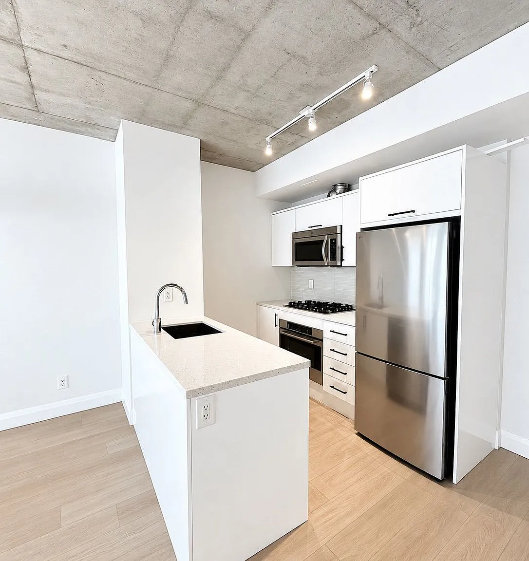 2 bed, $3,100 — Photo 1