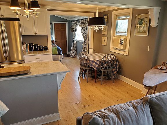 Open floorplan to kitchen
