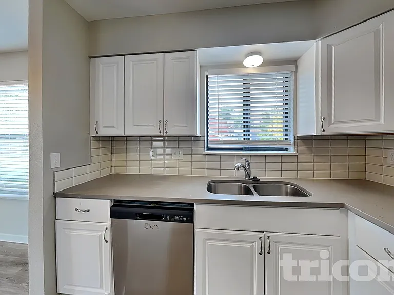 1164 Lewiston St — Photo 4