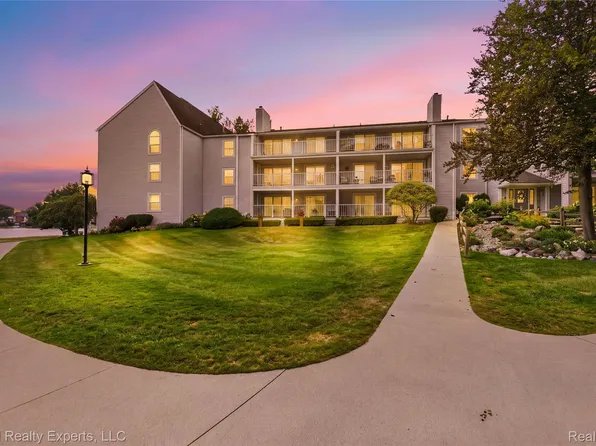 3559 Port Cove Dr APT 27, Waterford, MI 48328