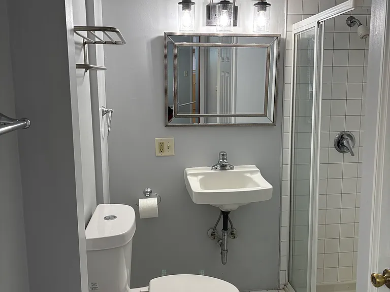 1918 N California Ave #1918G — Photo 2